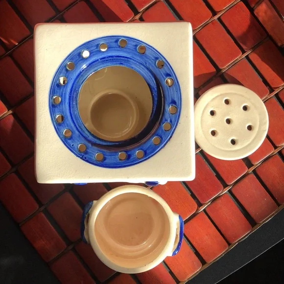 RARE, COUNTRY- COTTAGE STYLE WAX BURNER. Vintage. Blue and white pottery. - Picture 7 of 10